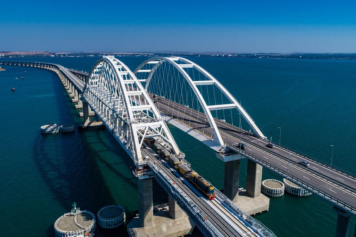 На Крымском мосту начали разворачивать автомобили из-за обновлённых требований